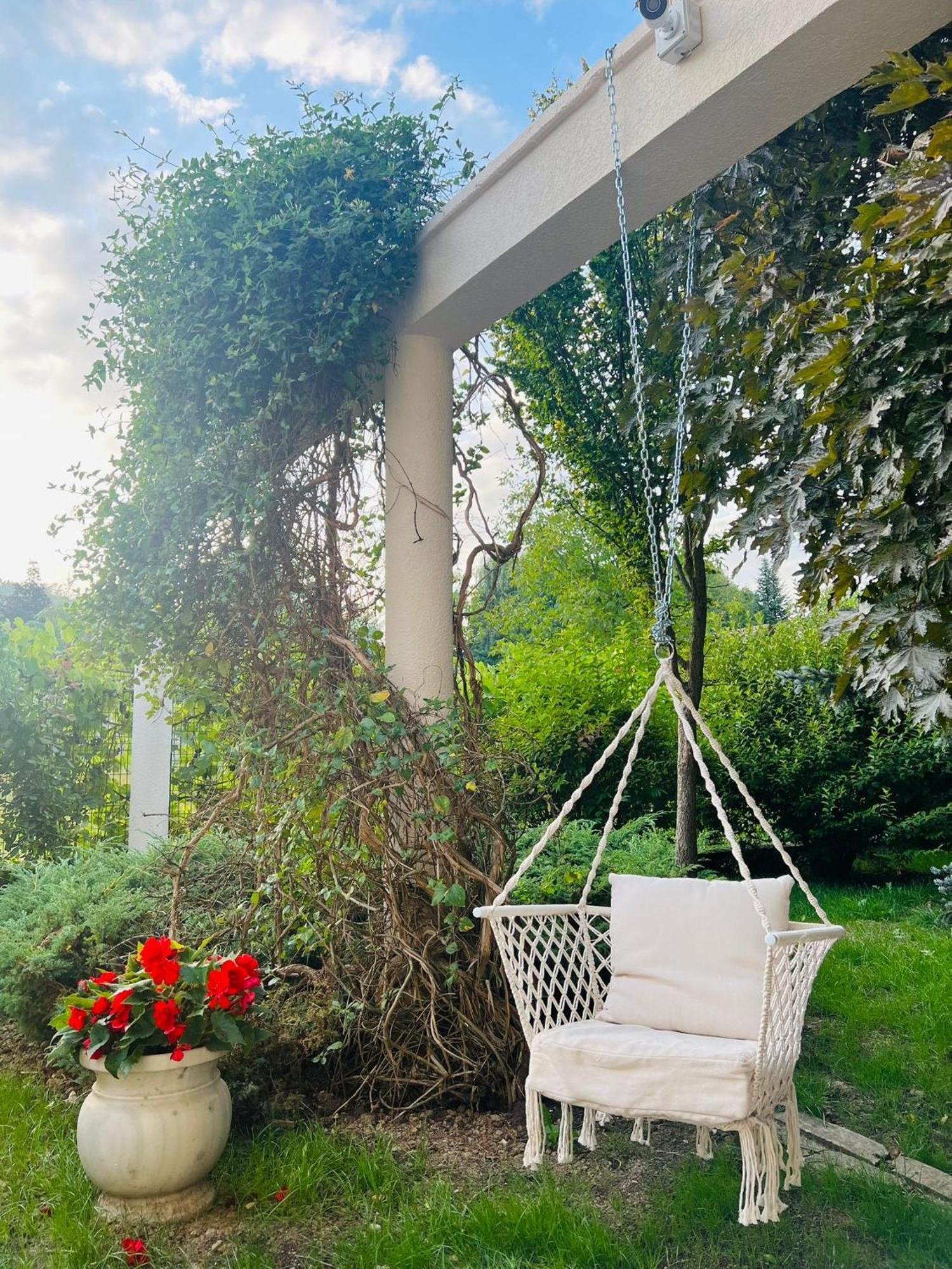 Evie'S Tree House Villa Dragomirna Екстериор снимка