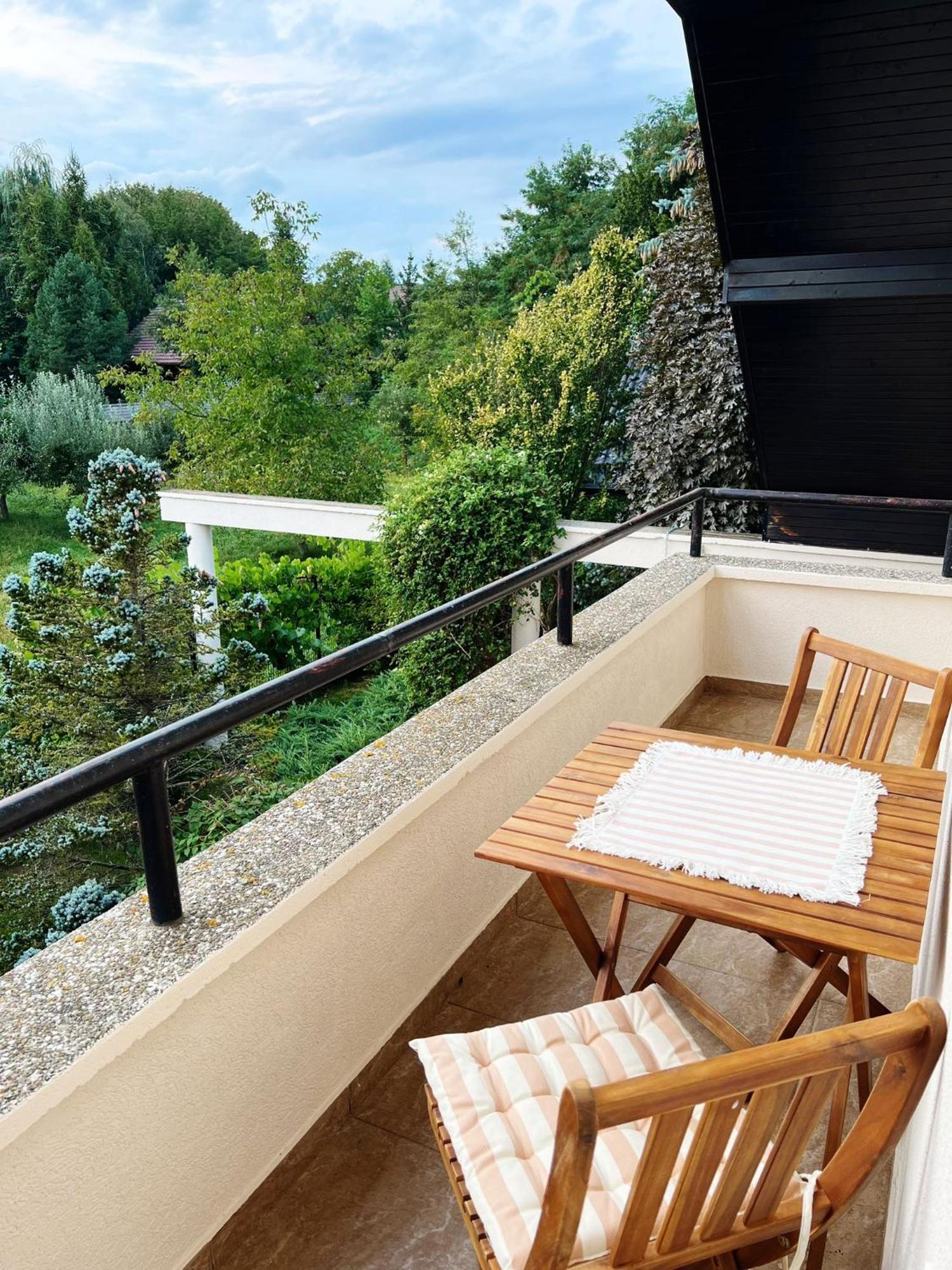 Evie'S Tree House Villa Dragomirna Екстериор снимка